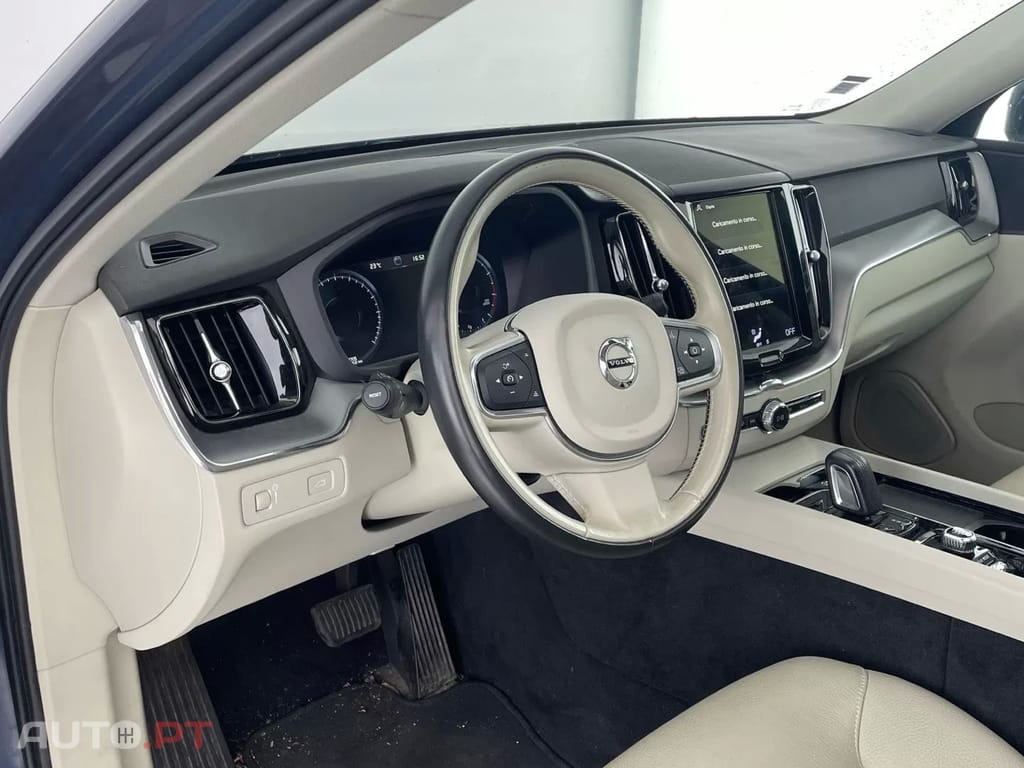 Volvo XC60 2.0 B4 Momentum Plus