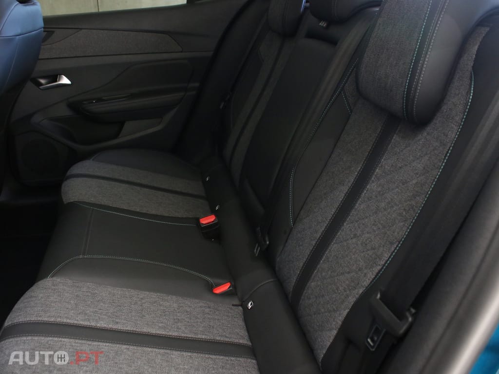 Peugeot 408 1.2 PureTech Allure EAT8