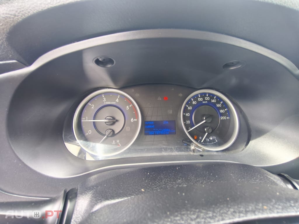 Toyota Hilux 2.4 D-4D 2WD CD