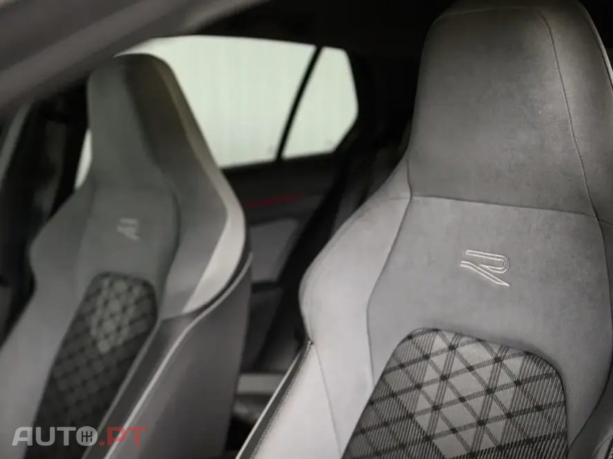 Volkswagen Golf 1.5 eTSI R-Line DSG