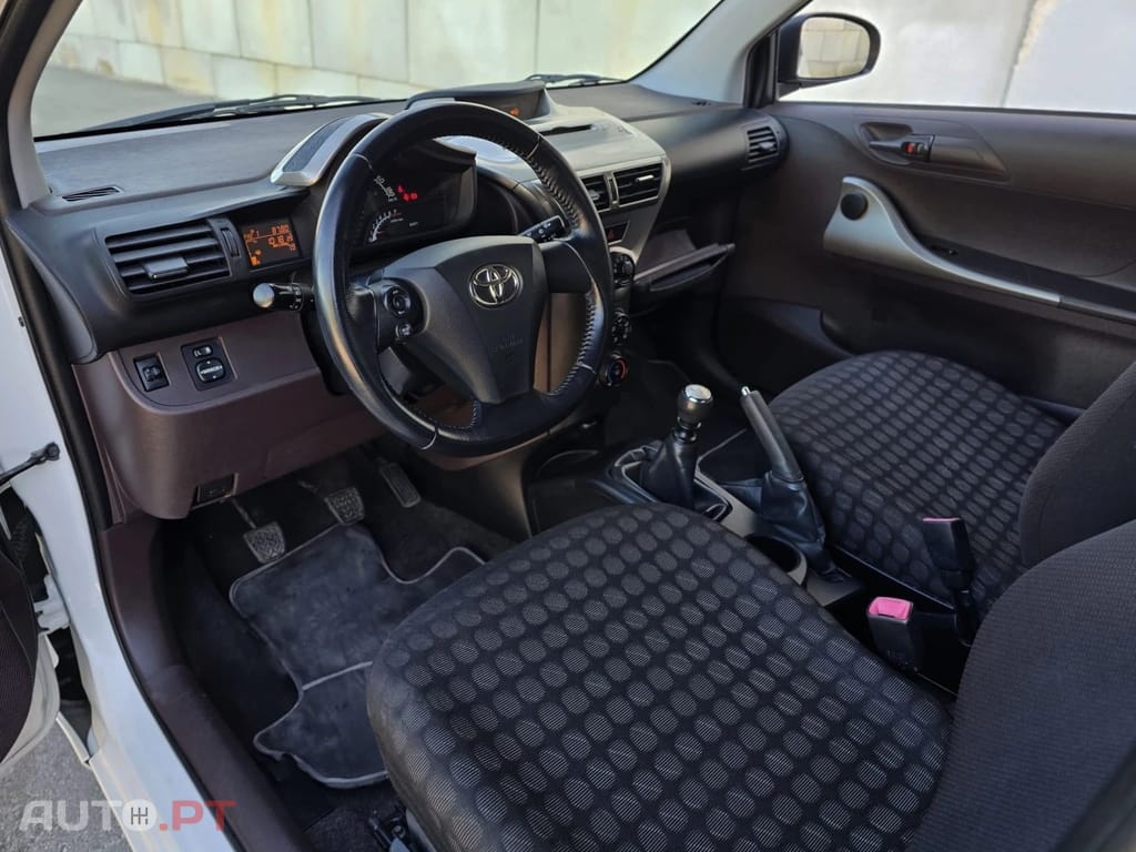 Toyota iQ 1.0 VVT-i