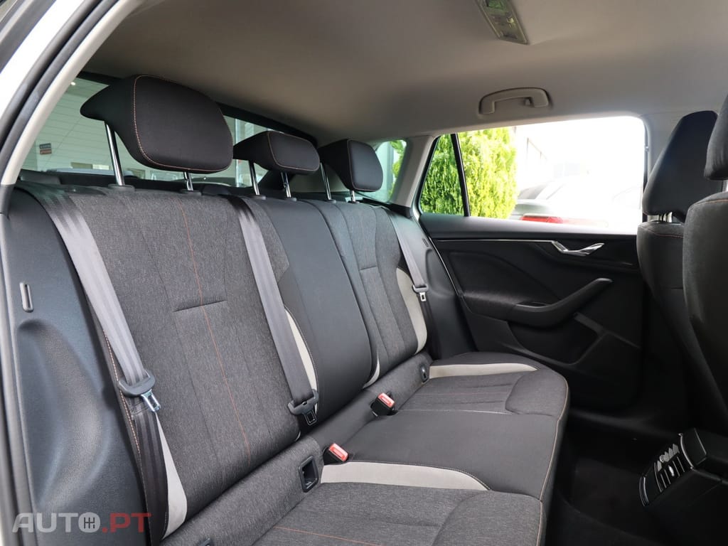 Skoda Kamiq 1.0 TSI Selection — fotografia 13