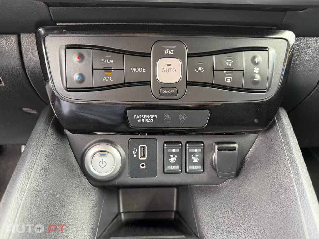 Nissan Leaf N-Connecta Two Tone