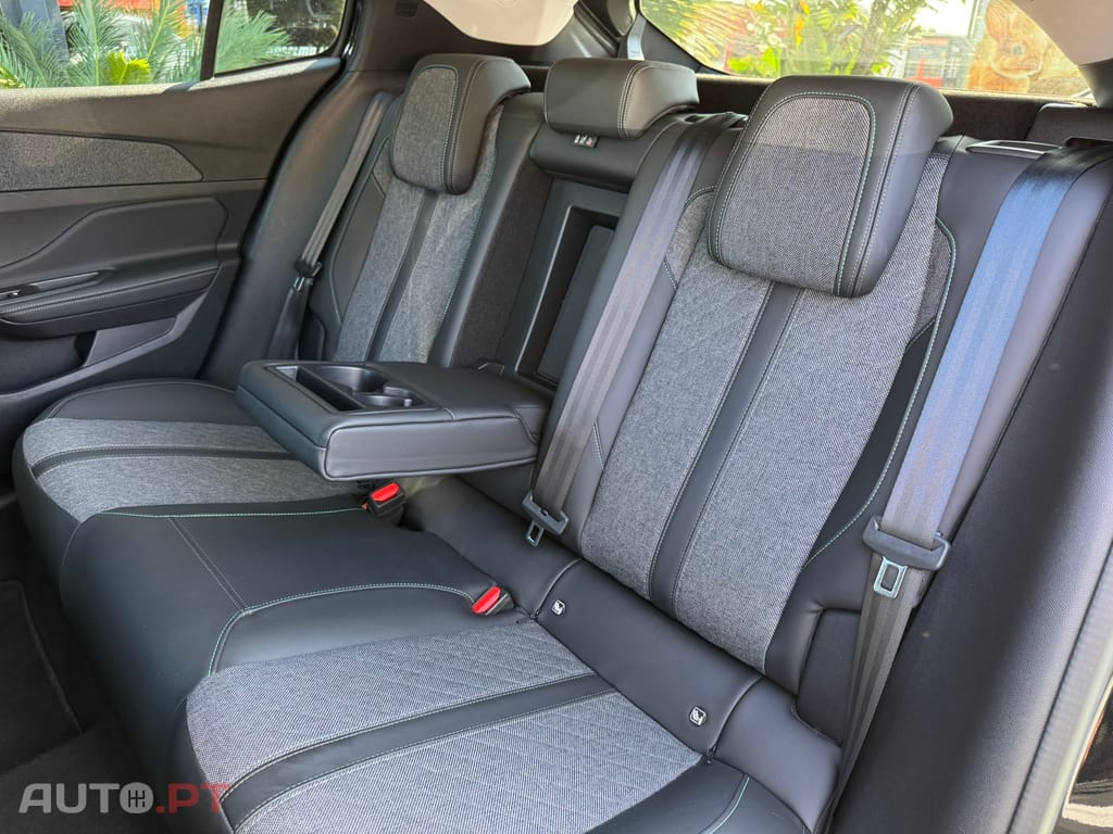 Peugeot 408 1.6 Hybrid Allure e-EAT8