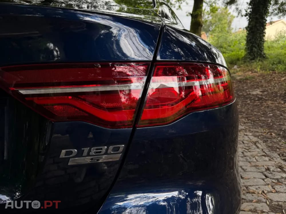 Jaguar XE 2.0 D R-Dynamic S