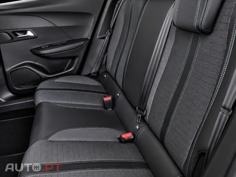 Peugeot E-2008 50 kWh Allure Pack