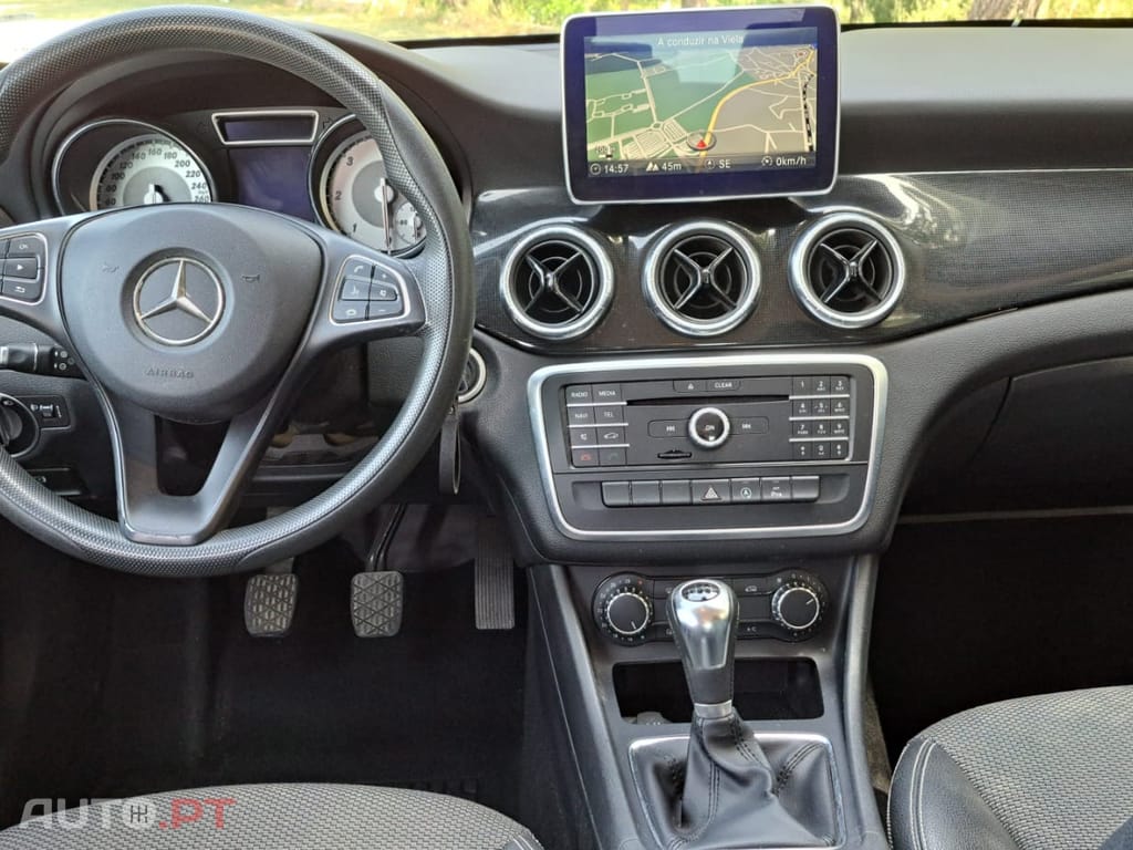 Mercedes-Benz CLA 180 BlueEFFICIENCY) Urban