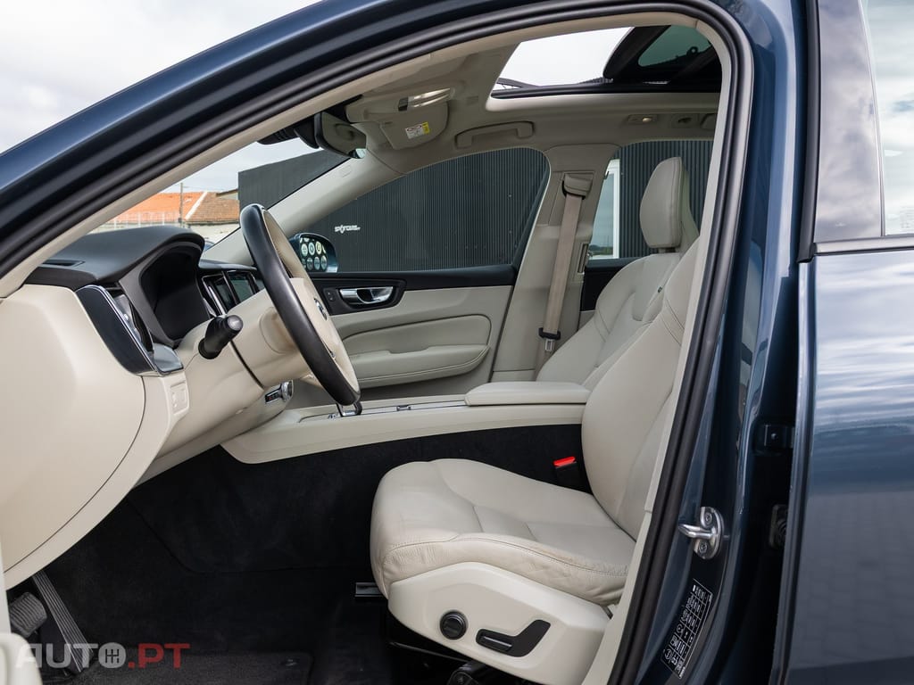 Volvo XC 60 2.0 B4 Momentum — fotografia 13