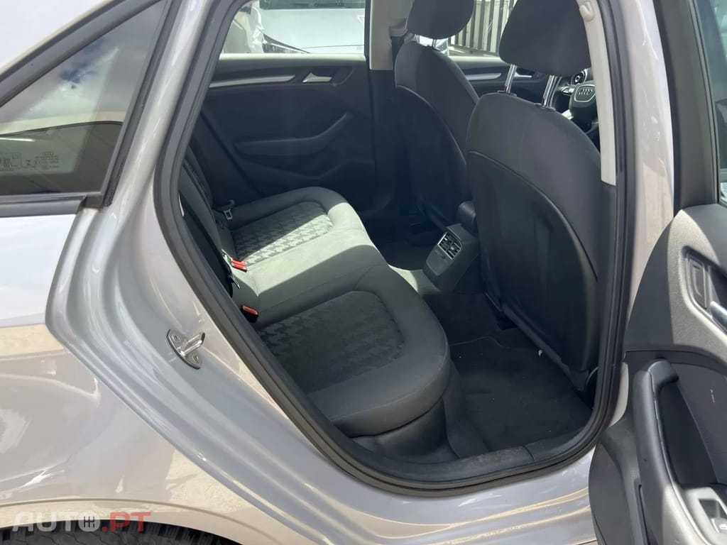 Audi A3 1.6 TDI (clean diesel) Ambiente — fotografia 17