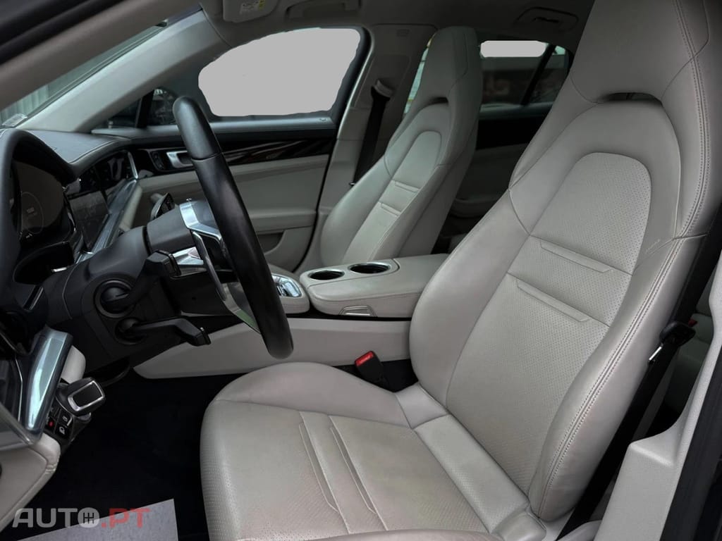 Porsche Panamera 4 E-HYBRID