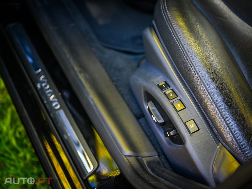 Volvo V60 2.4 D6 R-Design Momentum AWD Phev