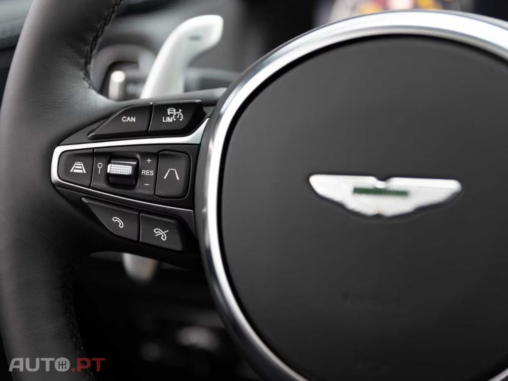 Aston Martin DBX V8