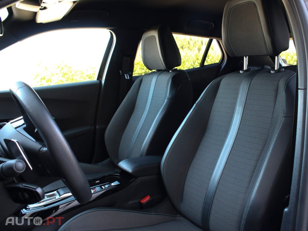 Peugeot 2008 1.2 PureTech Allure EAT8