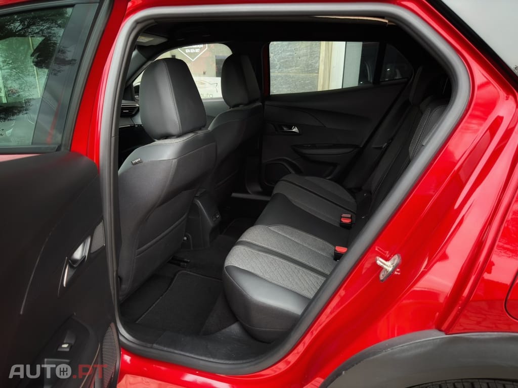 Peugeot 2008 PureTech 130 EAT8 GT