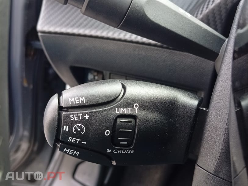 Peugeot e-2008 54 kWh Allure — fotografia 14