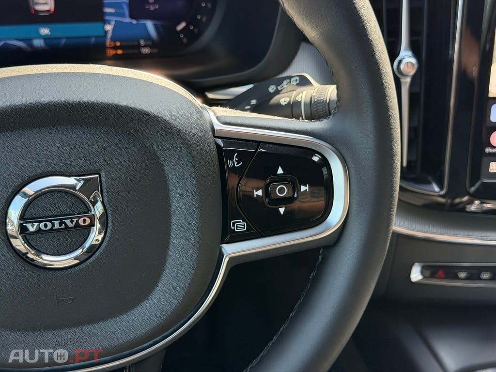 Volvo XC 60 2.0 T6 PHEV Black Edition AWD — fotografia 36