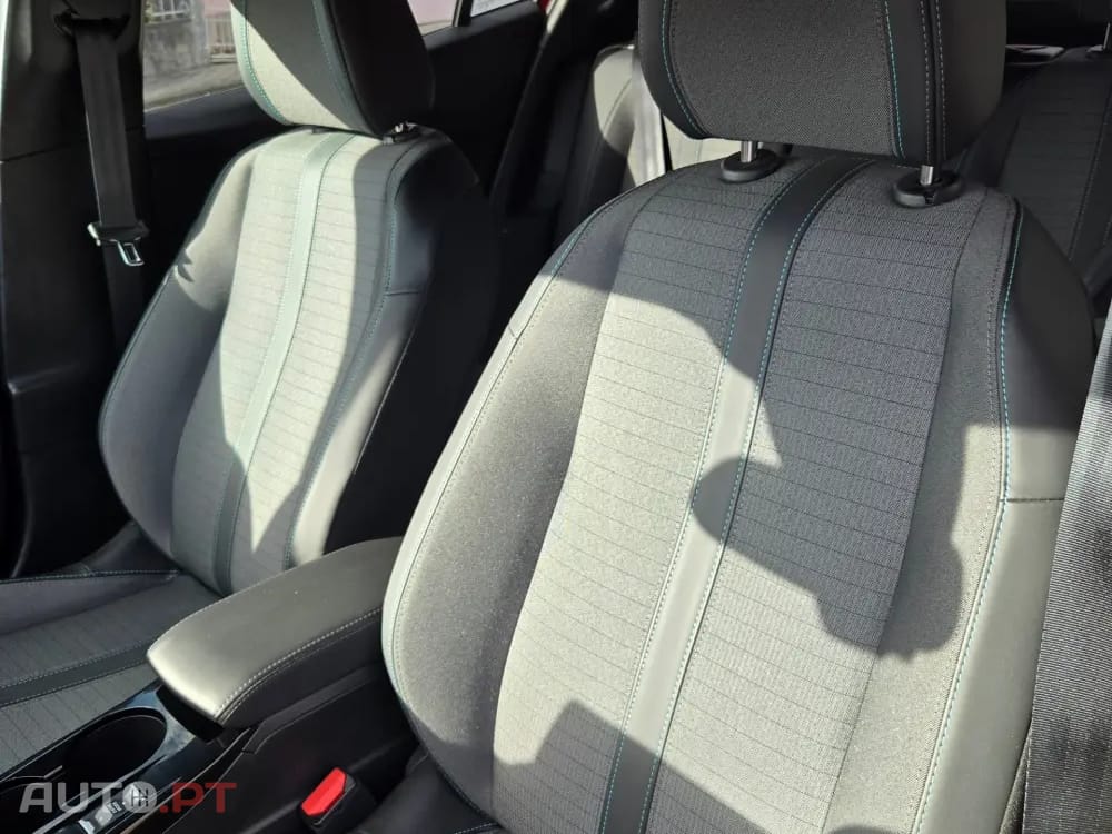 Peugeot E-2008 50 kWh Allure Pack
