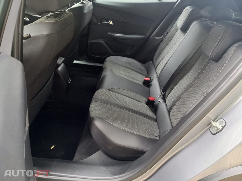 Peugeot E-2008 50 kWh Allure Pack