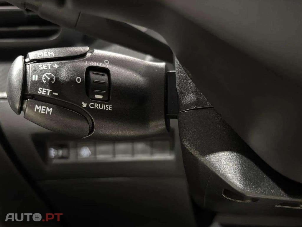 Peugeot E-2008 Active