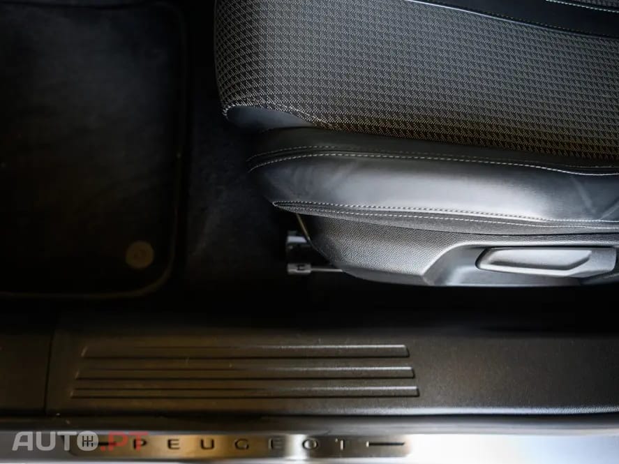 Peugeot E-2008 50 kWh GT Pack