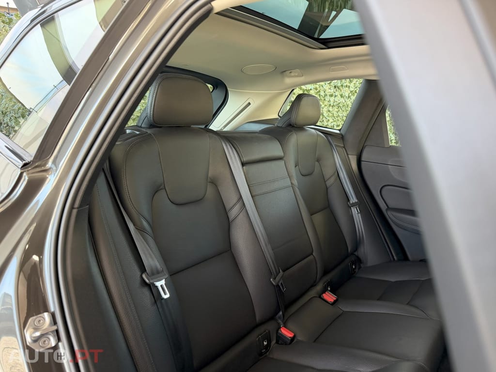 Volvo XC60 2.0 T6 PHEV R-Design AWD