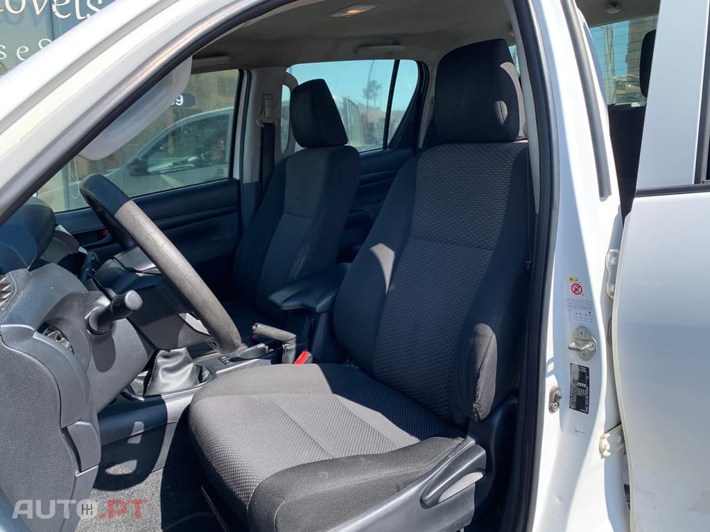 Toyota Hilux 2.4 D-4D 2WD CD