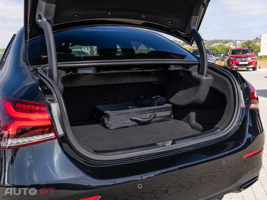 Mercedes-Benz A 250 e 8G-DCT AMG Line — fotografia 11