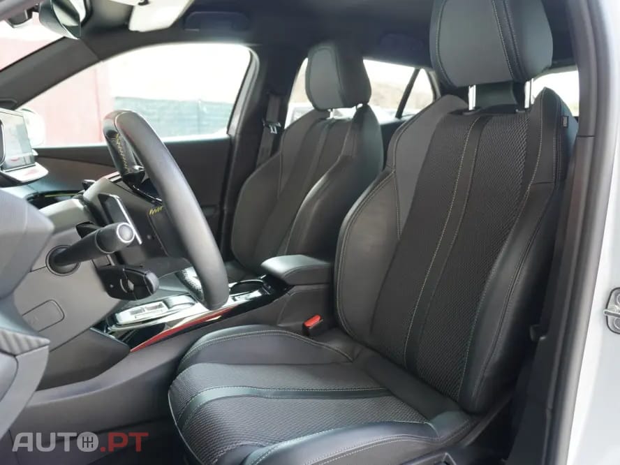 Peugeot 2008 1.2 PureTech GT EAT8