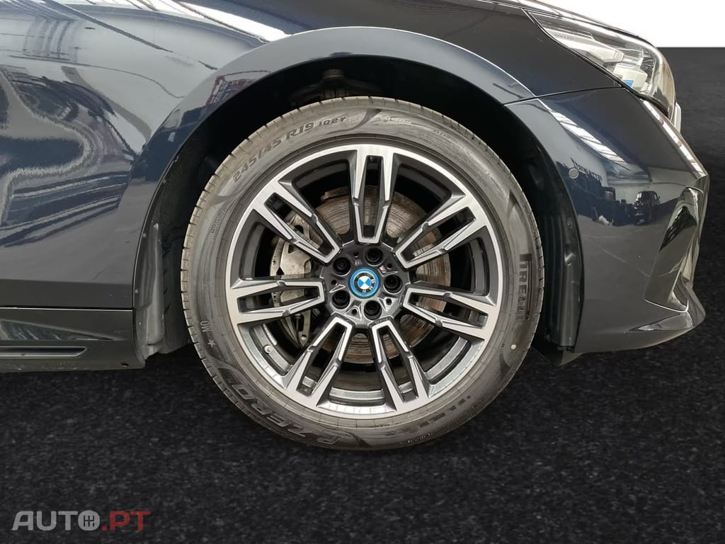 BMW i5 xDrive40