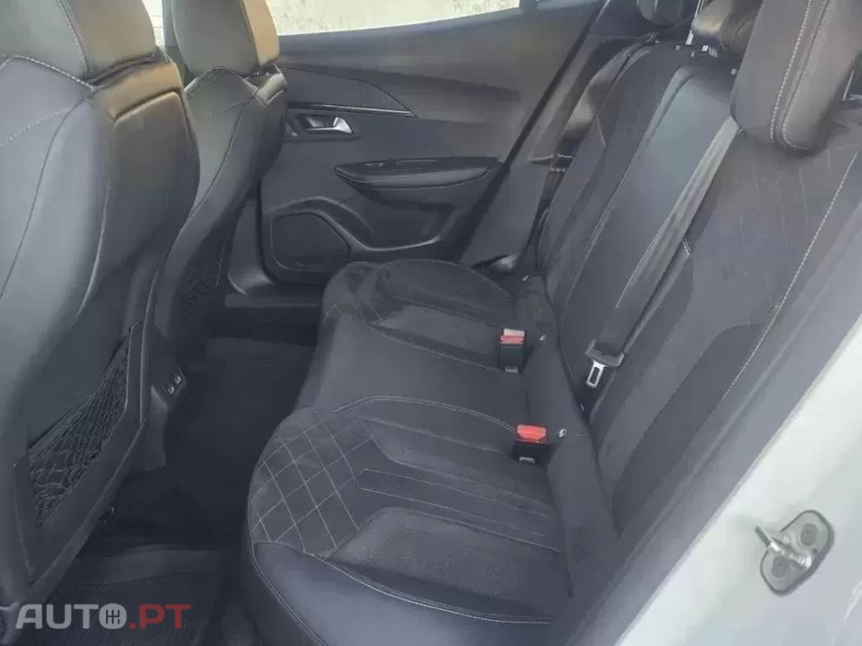 Peugeot e-2008 GT Pack — fotografia 19