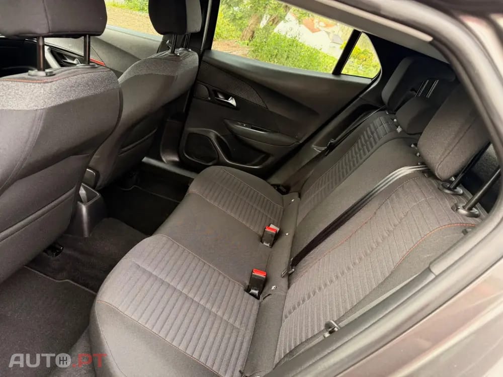Peugeot 2008 1.2 PureTech Active Pack — fotografia 23