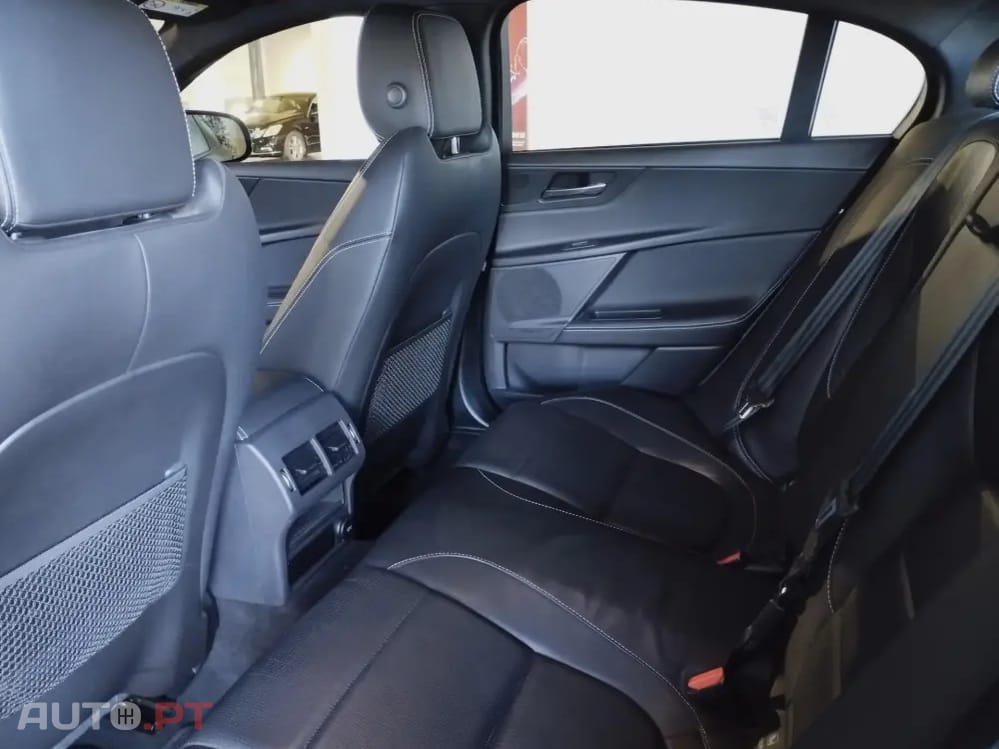 Jaguar XE 2.0 D R-Dynamic SE