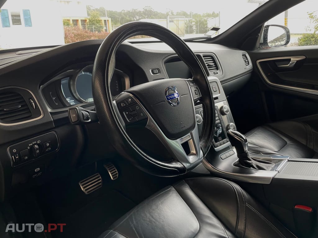 Volvo V60 2.4 D6 R-Design Momentum AWD Phev