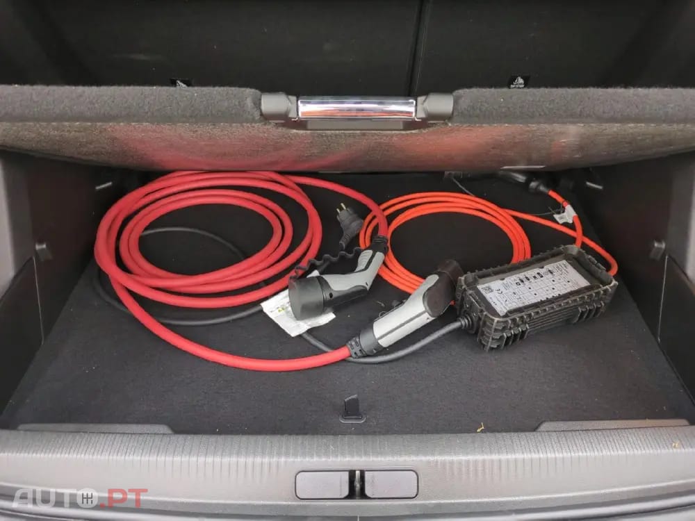 Peugeot E-2008 50 kWh Allure Pack
