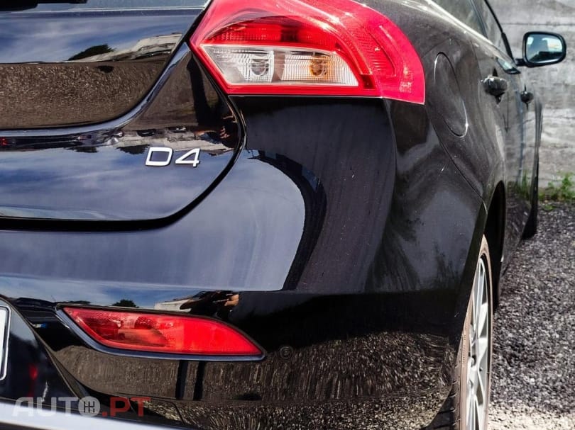 Volvo V40 2.0 D4 R-Design