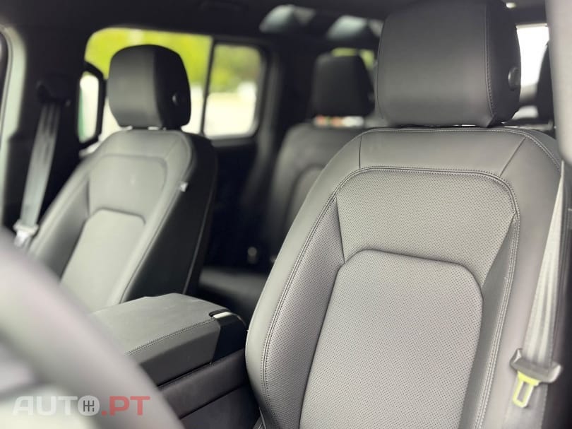 Land Rover Defender 2.0 P300e 110 AWD X-Dynamic SE