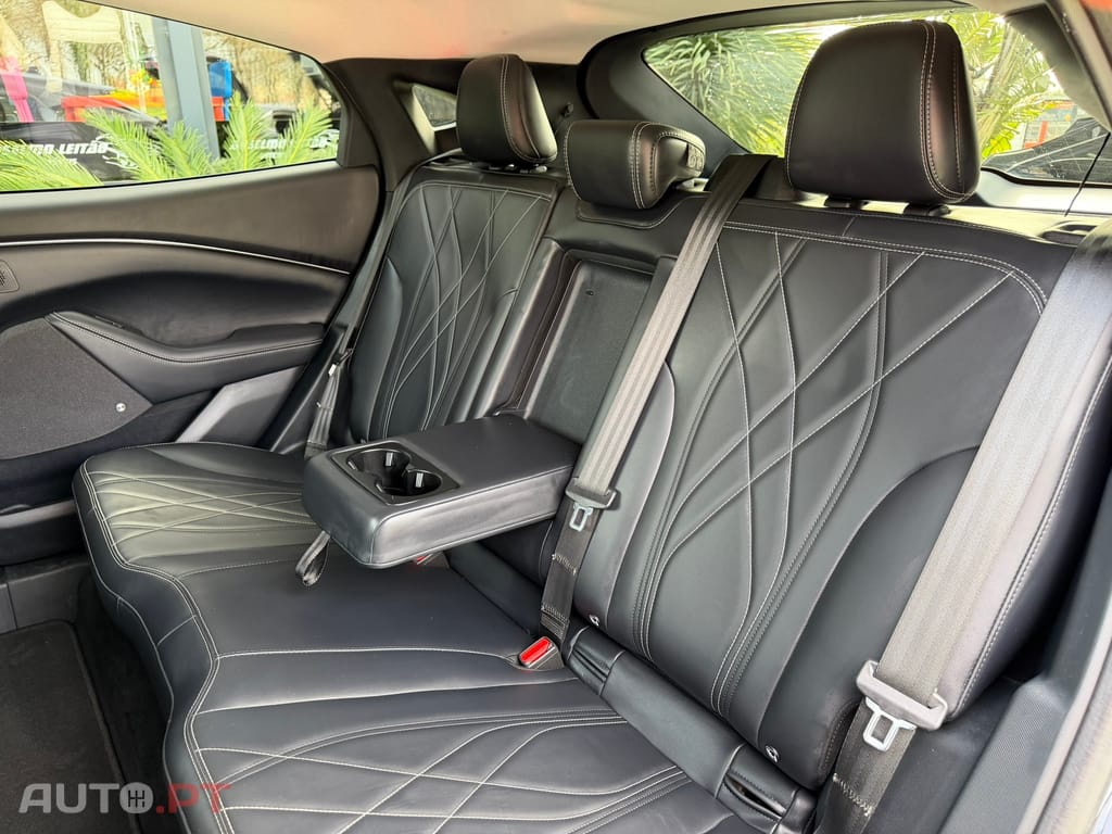 Ford Mustang Mach-E Alargada