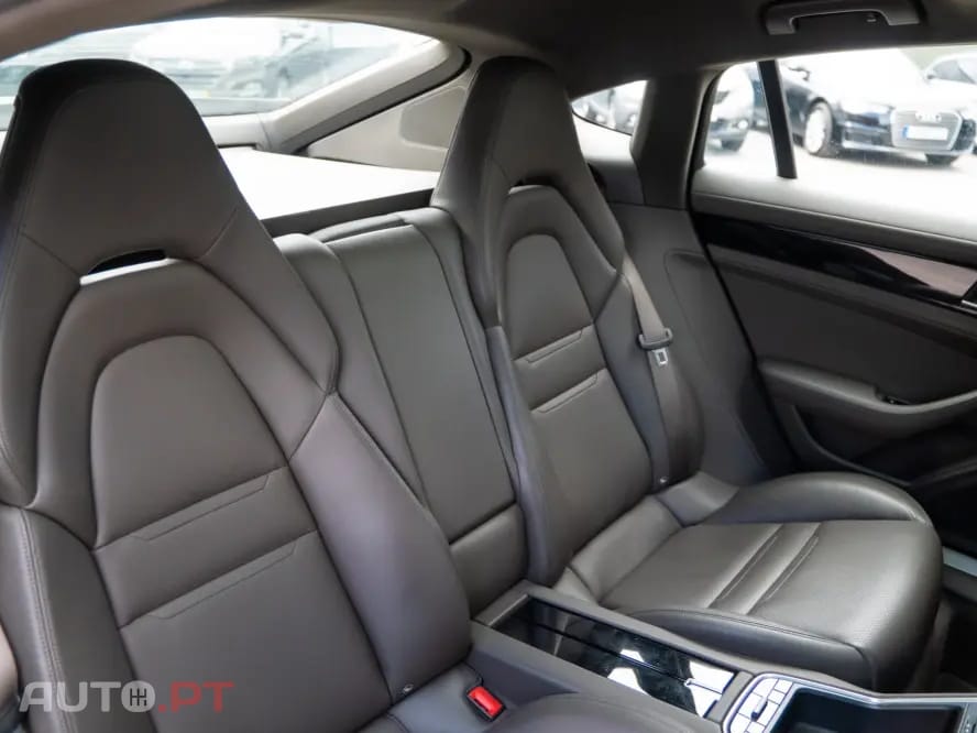 Porsche Panamera 4 E-Hybrid Platinum Edition