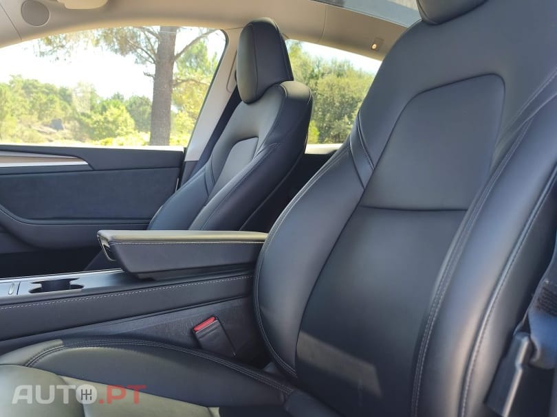 Tesla Model Y SR RWD — fotografia 11