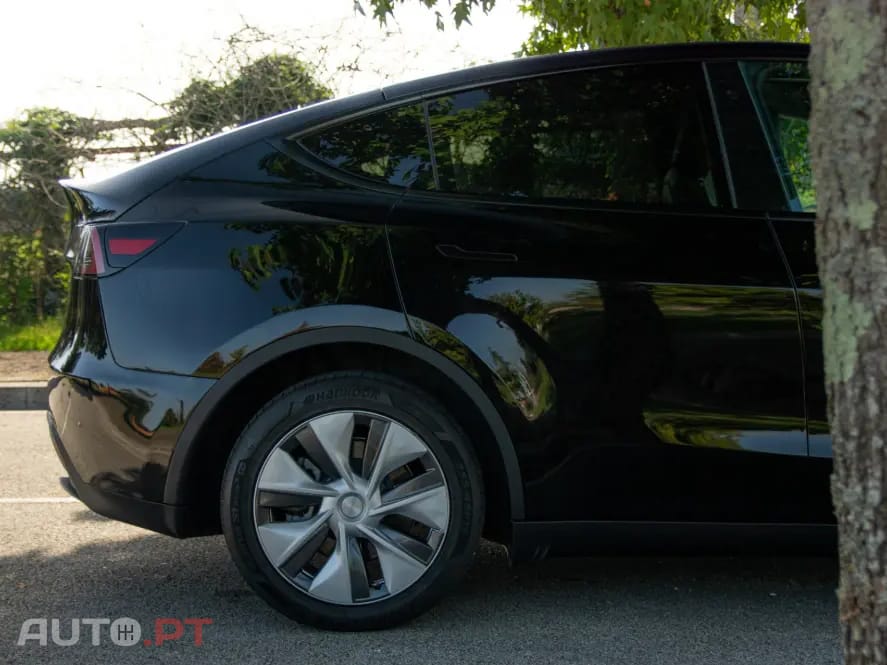 Tesla Model Y RWD — fotografia 30