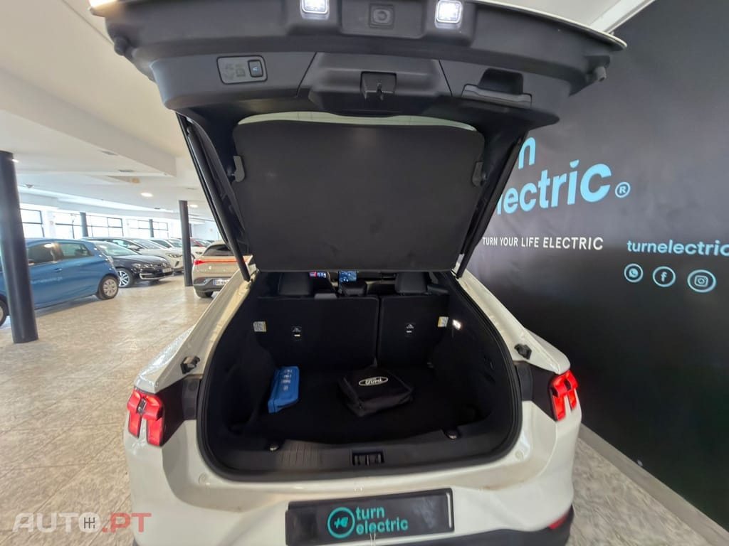 Ford Mustang Mach-E 75.7 kWh Base