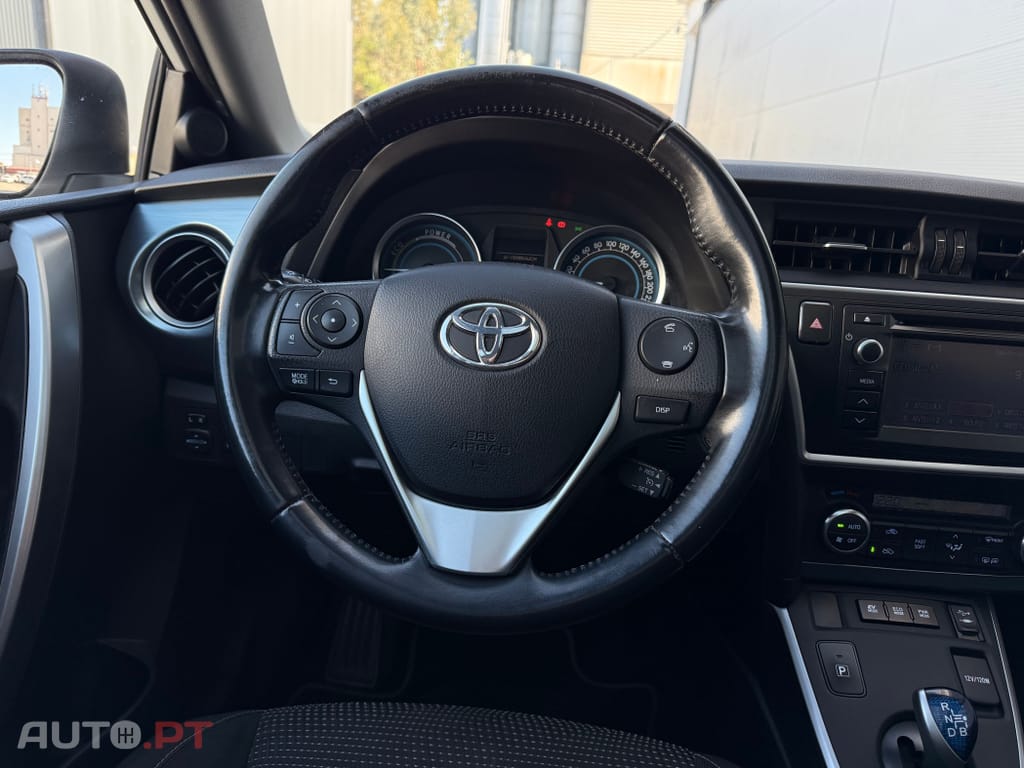 Toyota Auris Outro