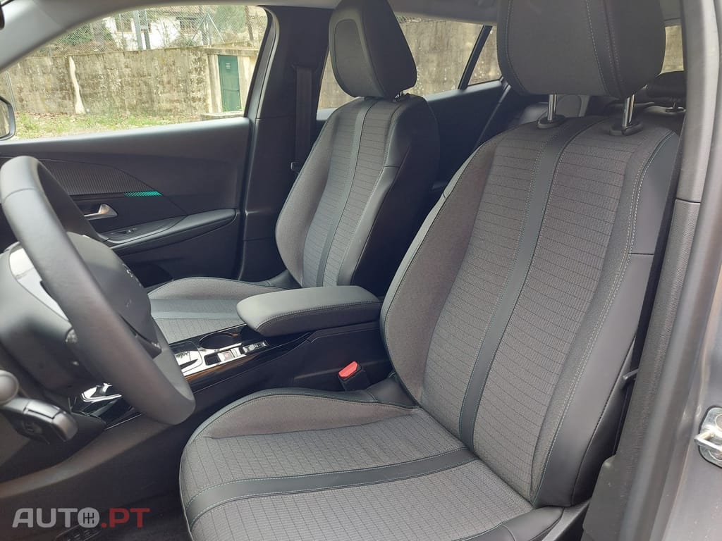 Peugeot E-2008 50 kWh Allure Pack