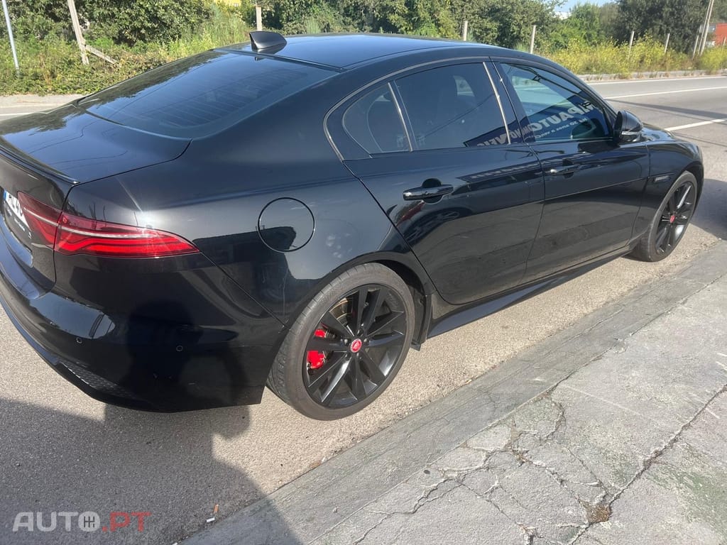 Jaguar XE 2.0 D200 R-Dynamic Black