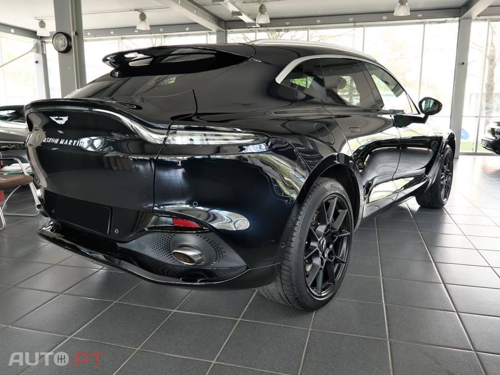 Aston Martin DBX 4.0 V8