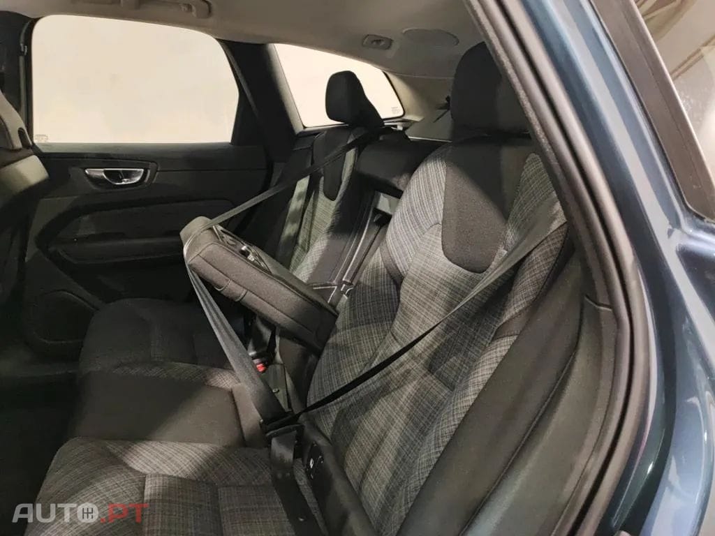 Volvo XC60 2.0 B4 Momentum Plus