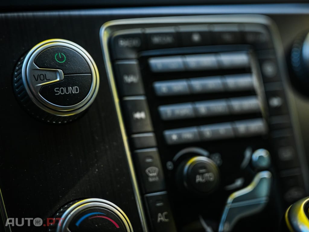 Volvo V60 2.4 D6 R-Design Momentum AWD Phev