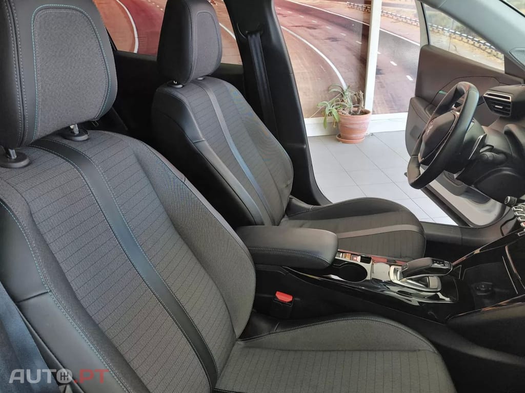 Peugeot 2008 PureTech 130 Allure Pack