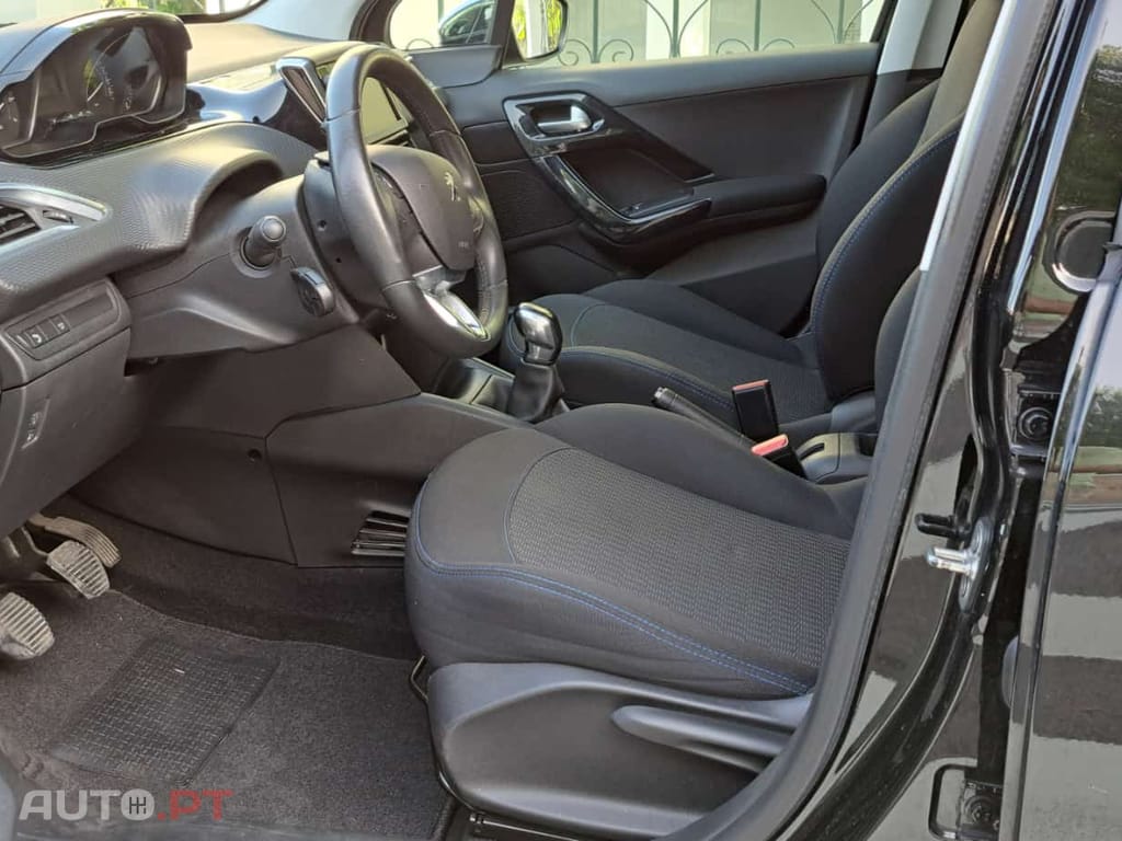 Peugeot 208 1,2 Signature