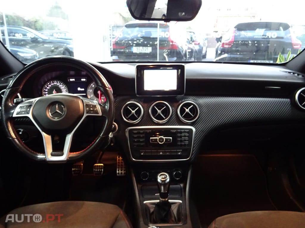 Mercedes-Benz A 180 Outro